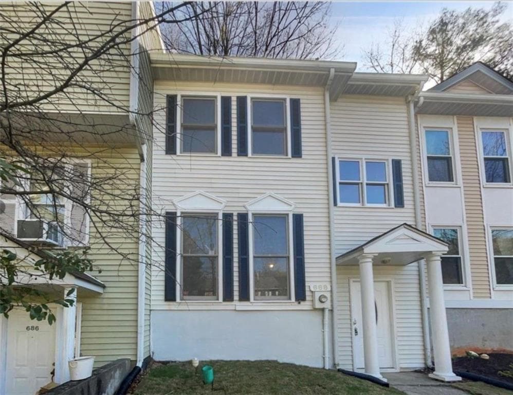 2 bedroom, 3 bathroom, 1,300 sq ft townhouse for sale at 688 Stratford Green, Avondale Estates, GA 30002