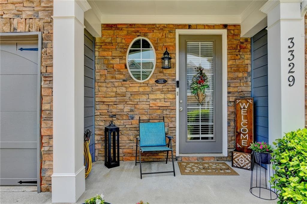 3 bedroom, 3 bathroom, 1,950 sq ft townhouse for sale at 3329 Castleberry Village Circle, Cumming, GA 30040 — photo 2
