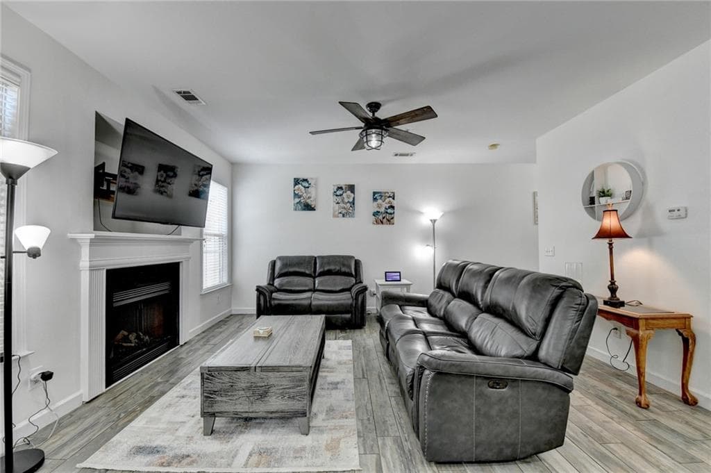 3 bedroom, 3 bathroom, 1,950 sq ft townhouse for sale at 3329 Castleberry Village Circle, Cumming, GA 30040 — photo 4