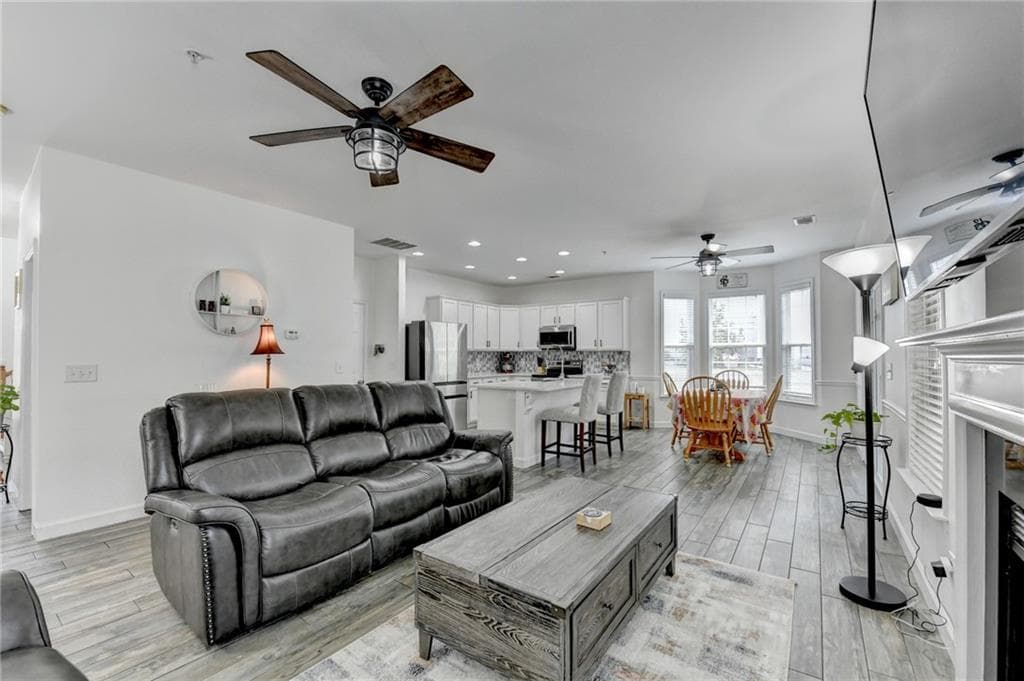 3 bedroom, 3 bathroom, 1,950 sq ft townhouse for sale at 3329 Castleberry Village Circle, Cumming, GA 30040 — photo 5