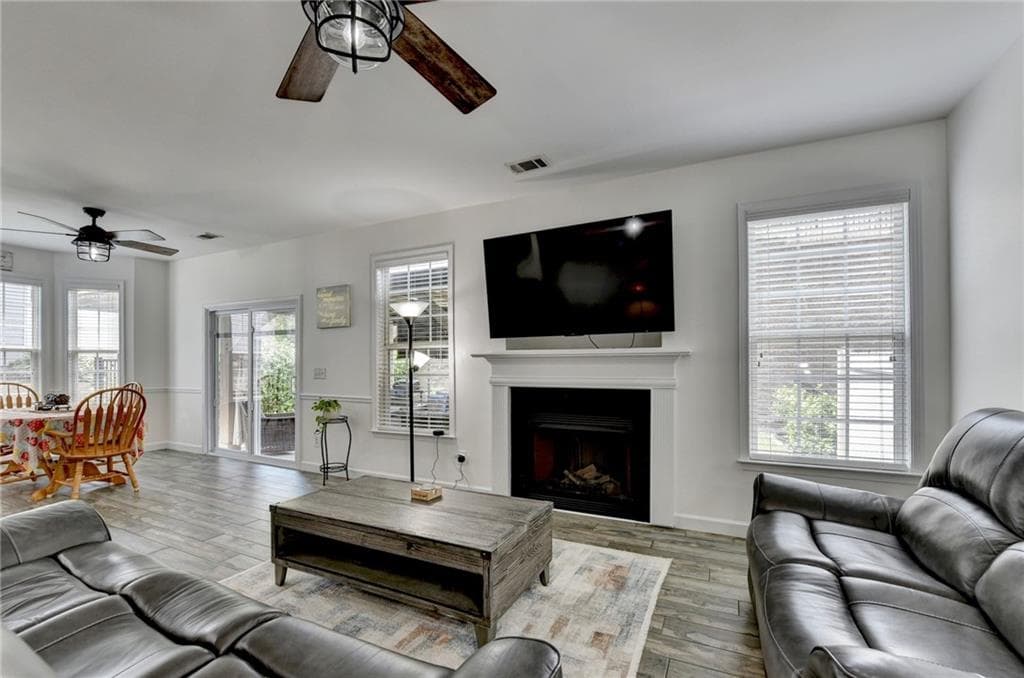 3 bedroom, 3 bathroom, 1,950 sq ft townhouse for sale at 3329 Castleberry Village Circle, Cumming, GA 30040 — photo 6