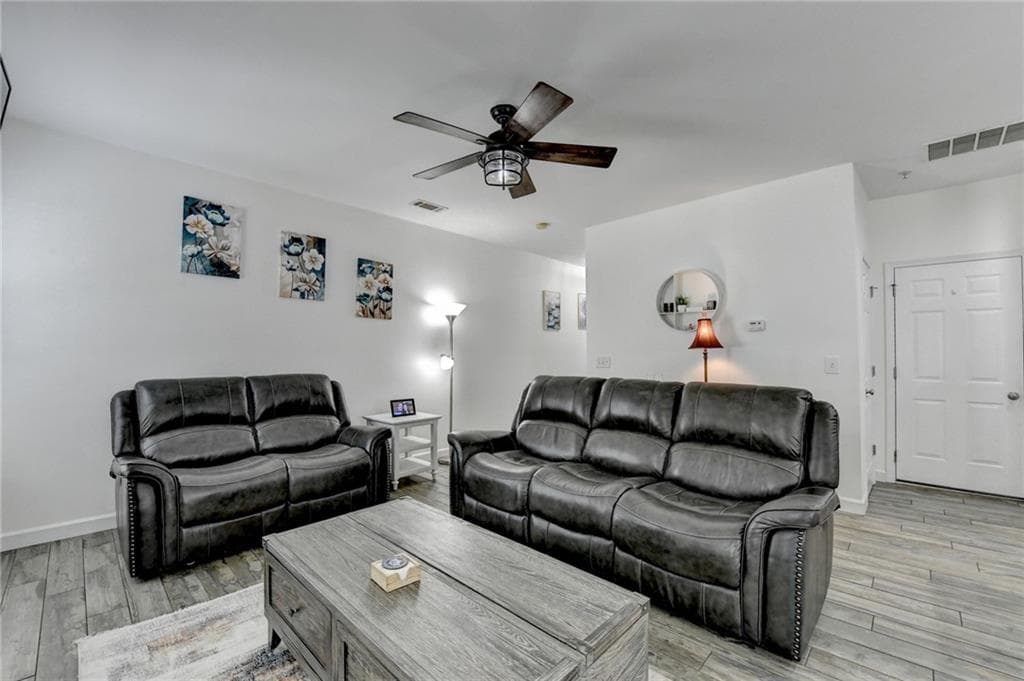 3 bedroom, 3 bathroom, 1,950 sq ft townhouse for sale at 3329 Castleberry Village Circle, Cumming, GA 30040 — photo 7