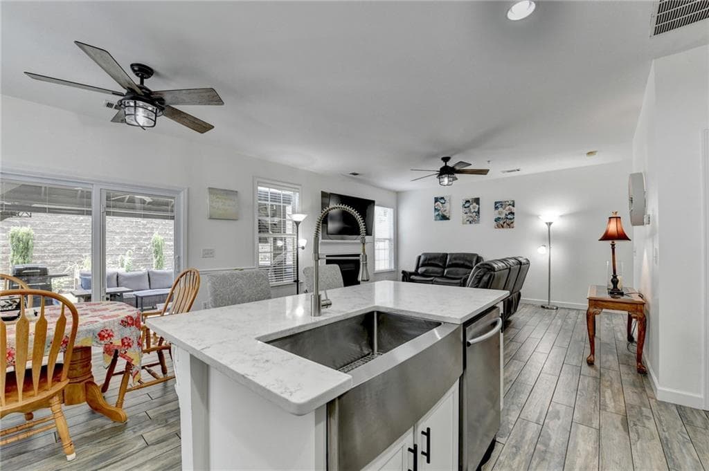 3 bedroom, 3 bathroom, 1,950 sq ft townhouse for sale at 3329 Castleberry Village Circle, Cumming, GA 30040 — photo 9