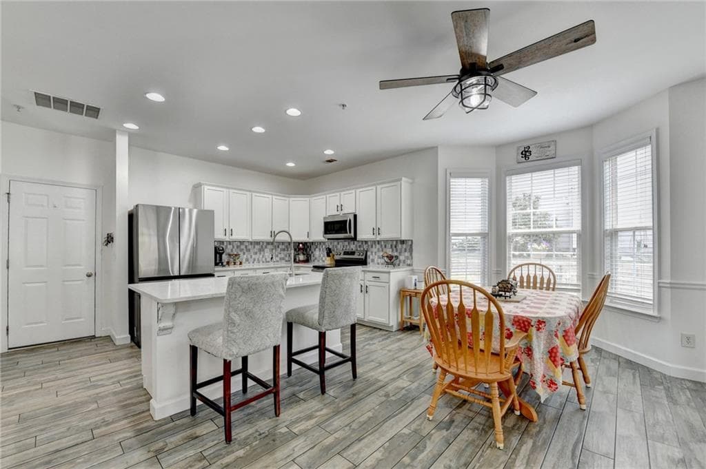 3 bedroom, 3 bathroom, 1,950 sq ft townhouse for sale at 3329 Castleberry Village Circle, Cumming, GA 30040 — photo 10