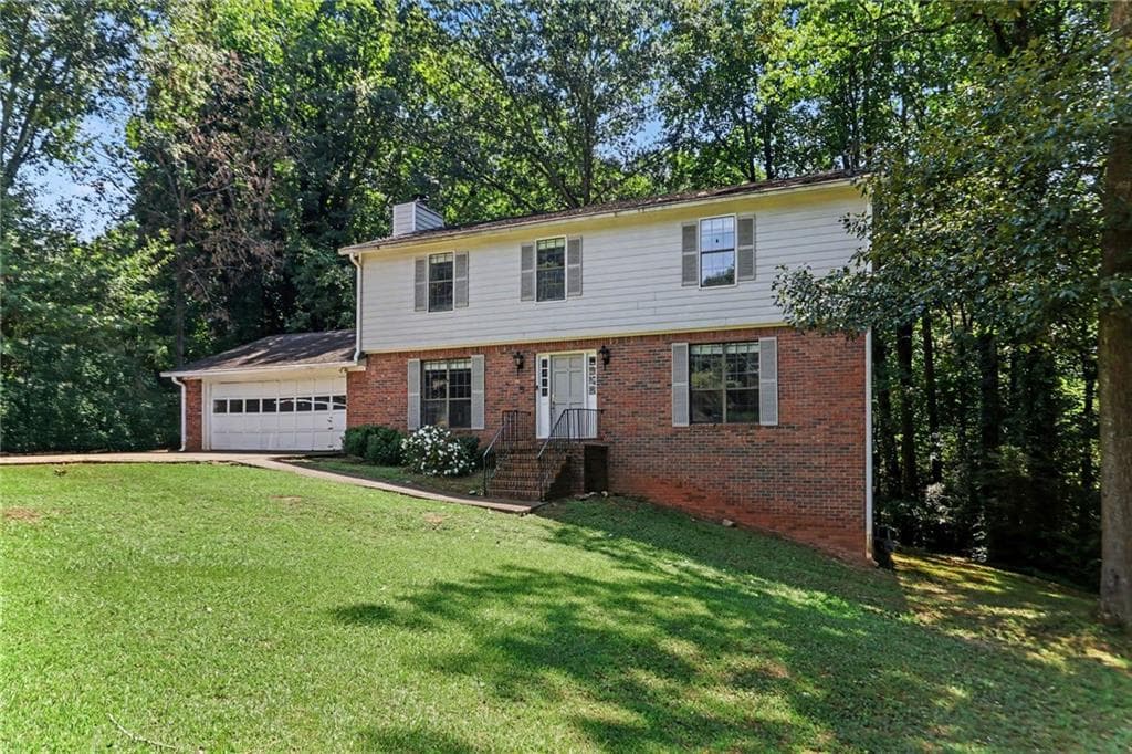 5 bedroom, 4 bathroom, 3,696 sq ft single family residence under contract at 6720 Fairway Ridge Drive, Douglasville, GA 30134 — photo 2