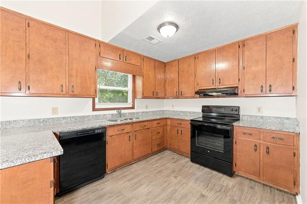 4 bedroom, 3 bathroom, 1,775 sq ft single family residence under contract at 664 Wallington Way, Lawrenceville, GA 30046 — photo 4