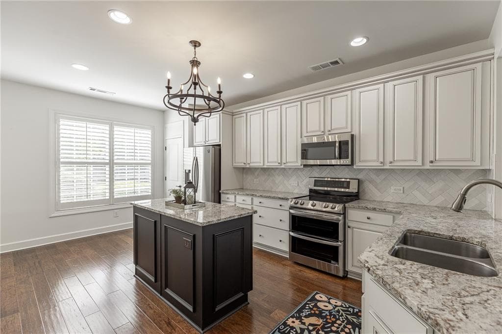 3 bedroom, 2 bathroom, 1,921 sq ft single family residence for sale at 3522 Blue Cypress Cove, Gainesville, GA 30504 — photo 2