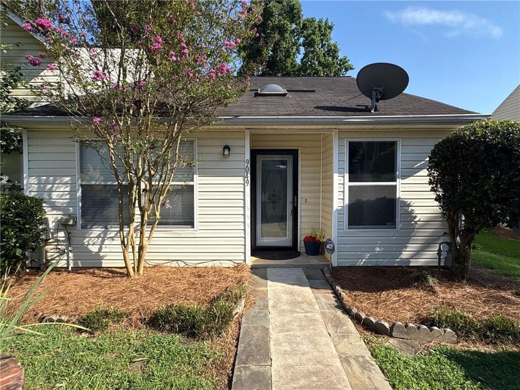 2 bedroom, 1 bathroom, 897 sq ft townhouse under contract at 9049 Stoneleigh Trace, Douglasville, GA 30134