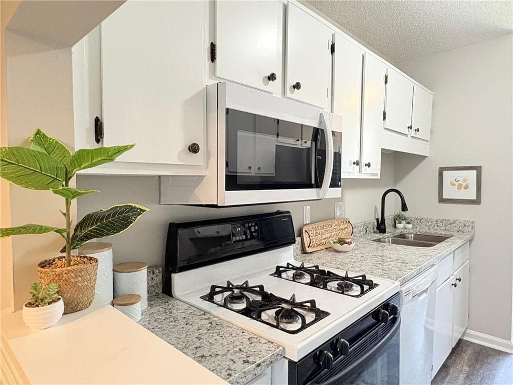 2 bedroom, 1 bathroom, 897 sq ft townhouse under contract at 9049 Stoneleigh Trace, Douglasville, GA 30134 — photo 6