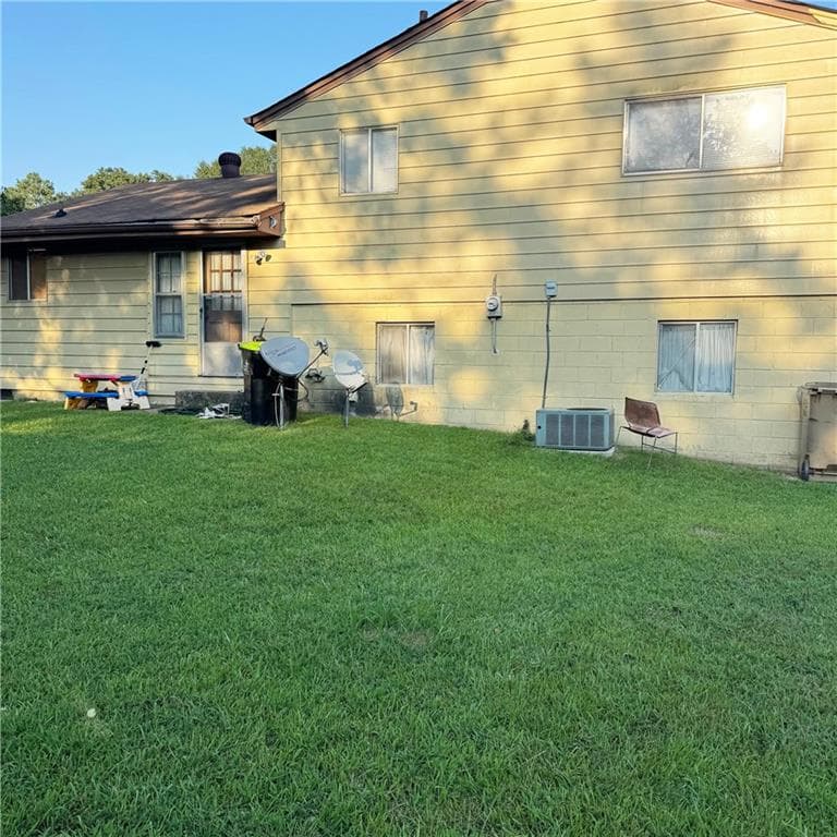 3 bedroom, 2 bathroom, 1,551 sq ft single family residence under contract at 6411 Forest Haven Ln, Riverdale, GA 30274 — photo 2