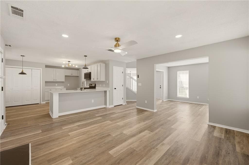 4 bedroom, 3 bathroom, 2,109 sq ft single family residence under contract at 949 Redan Trace, Stone Mountain, GA 30088 — photo 7