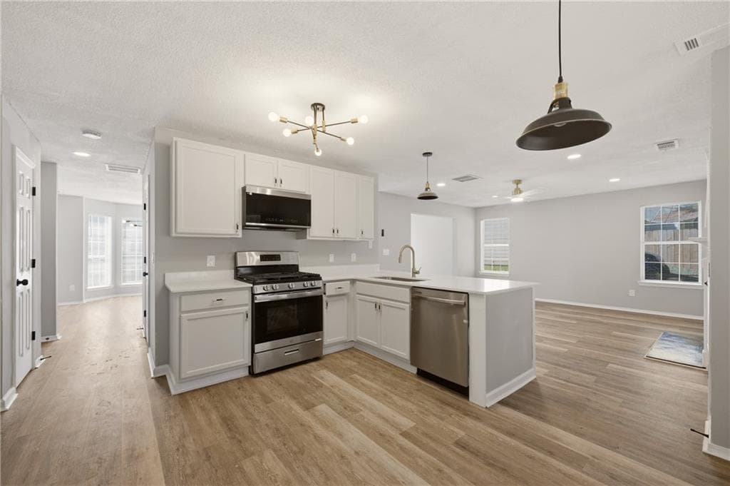 4 bedroom, 3 bathroom, 2,109 sq ft single family residence under contract at 949 Redan Trace, Stone Mountain, GA 30088 — photo 8