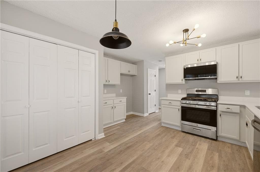 4 bedroom, 3 bathroom, 2,109 sq ft single family residence under contract at 949 Redan Trace, Stone Mountain, GA 30088 — photo 9