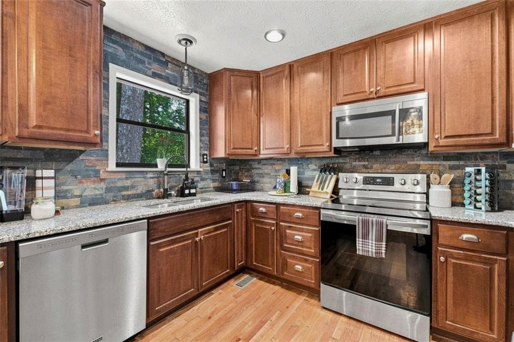 3 bedroom, 2 bathroom, 1,407 sq ft single family residence for sale at 1382 Cave Springs Road, Douglasville, GA 30134 — photo 5