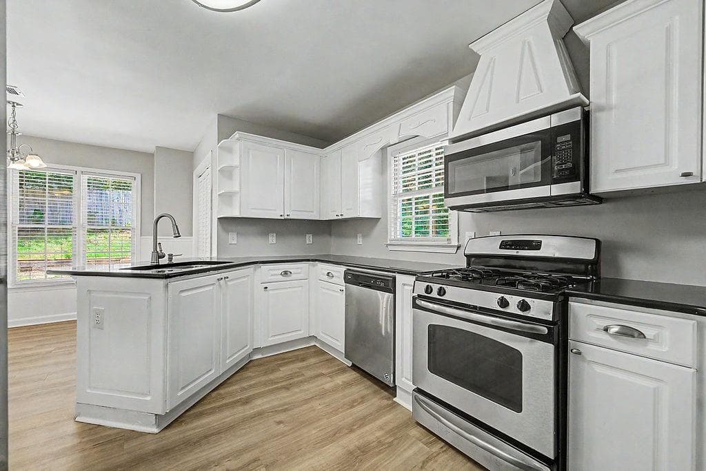 4 bedroom, 3 bathroom, 2,270 sq ft single family residence for sale at 566 Parliament Street, Marietta, GA 30066 — photo 10