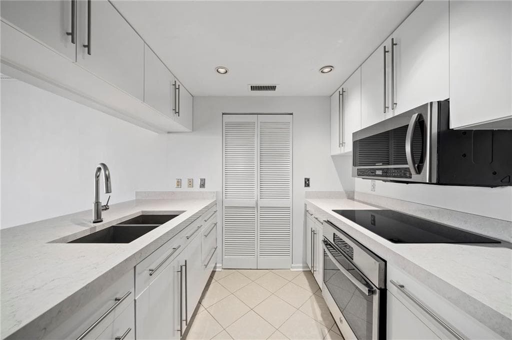 2 bedroom, 2 bathroom, 1,230 sq ft condominium for sale at 3481 Lakeside Drive 1107, Atlanta, GA 30326 — photo 9
