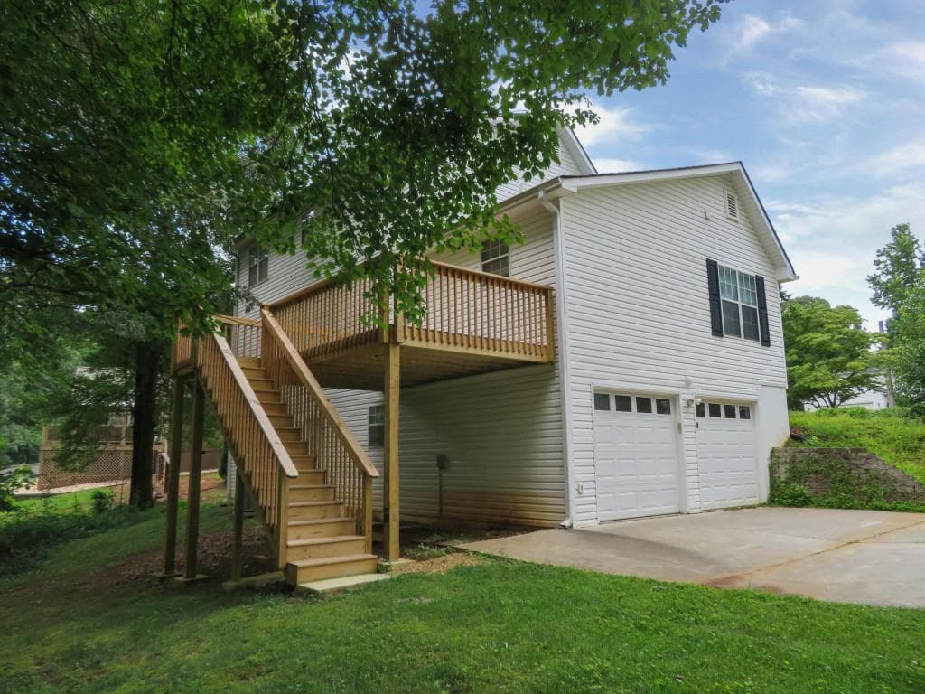 4 bedroom, 2 bathroom, 2,328 sq ft single family residence for sale at 1001 Winston Way, Acworth, GA 30102 — photo 4