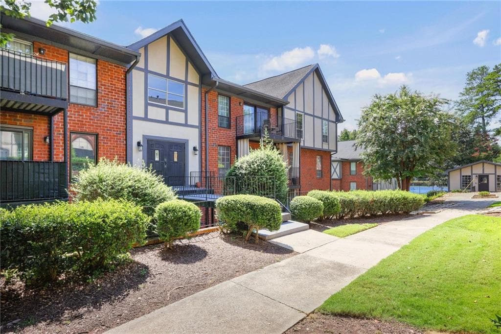 2 bedroom, 2 bathroom, 1,206 sq ft condominium under contract at 6851 Roswell Road F5, Sandy Springs, GA 30328