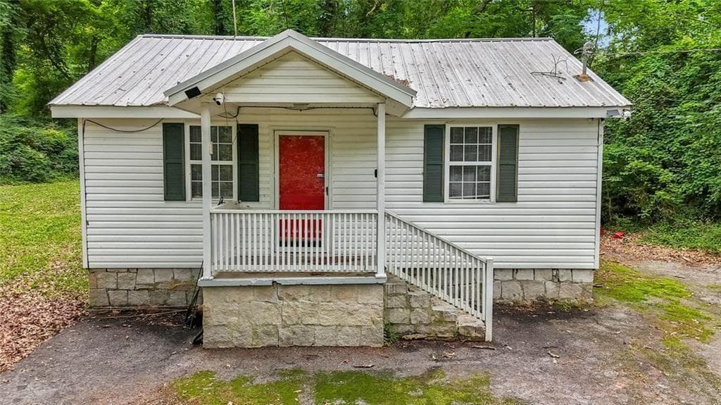 2 bedroom, 1 bathroom, 881 sq ft single family residence sold at 281 Valley Lake Drive, Stone Mountain, GA 30087