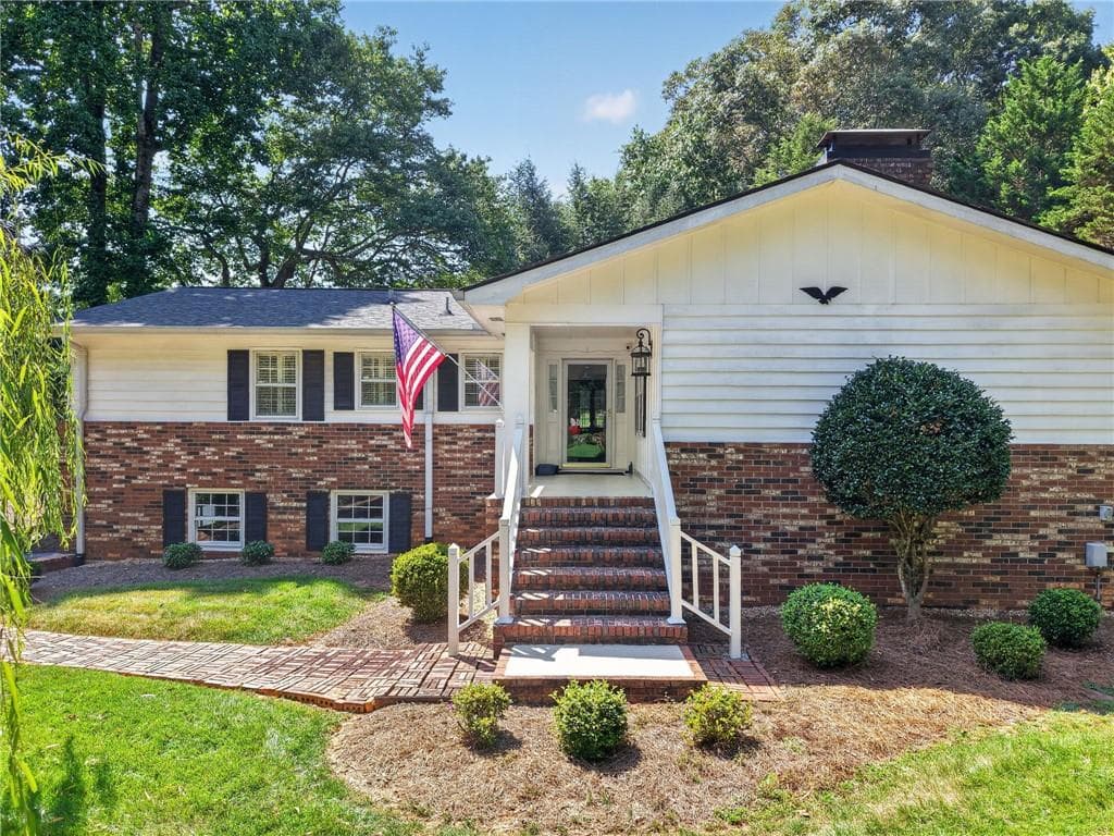 3 bedroom, 3 bathroom, 1,950 sq ft single family residence for sale at 3028 St Charles Avenue, Gainesville, GA 30504 — photo 3