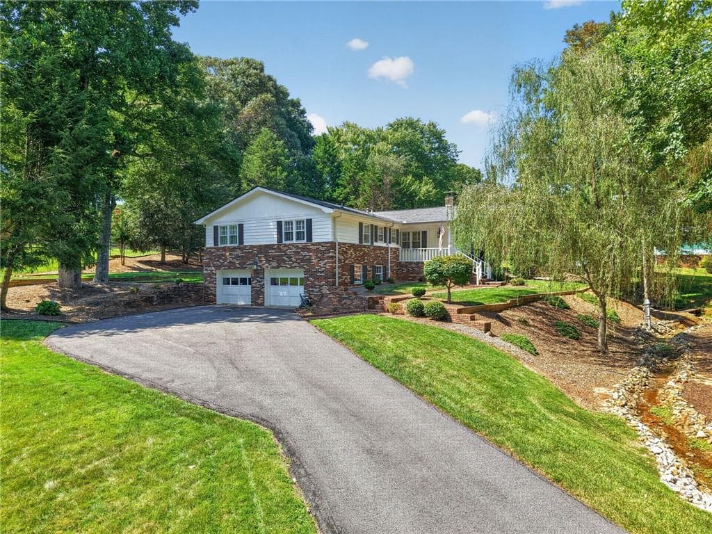 3 bedroom, 3 bathroom, 1,950 sq ft single family residence for sale at 3028 St Charles Avenue, Gainesville, GA 30504 — photo 4