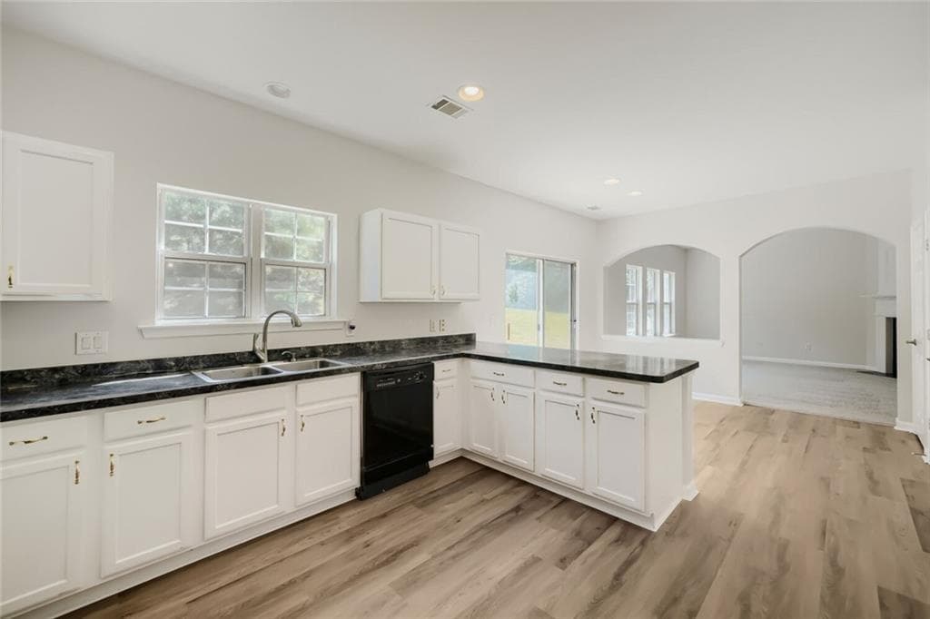4 bedroom, 3 bathroom, 2,353 sq ft single family residence under contract at 1533 Fenmore Street, Lithia Springs, GA 30122 — photo 9