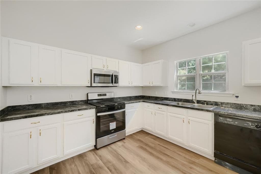 4 bedroom, 3 bathroom, 2,353 sq ft single family residence under contract at 1533 Fenmore Street, Lithia Springs, GA 30122 — photo 10