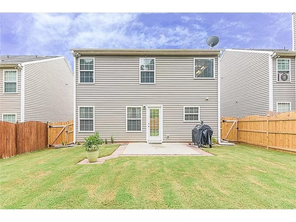 3 bedroom, 3 bathroom, 1,968 sq ft single family residence for sale at 2385 Mayfair Drive, Cumming, GA 30040 — photo 3
