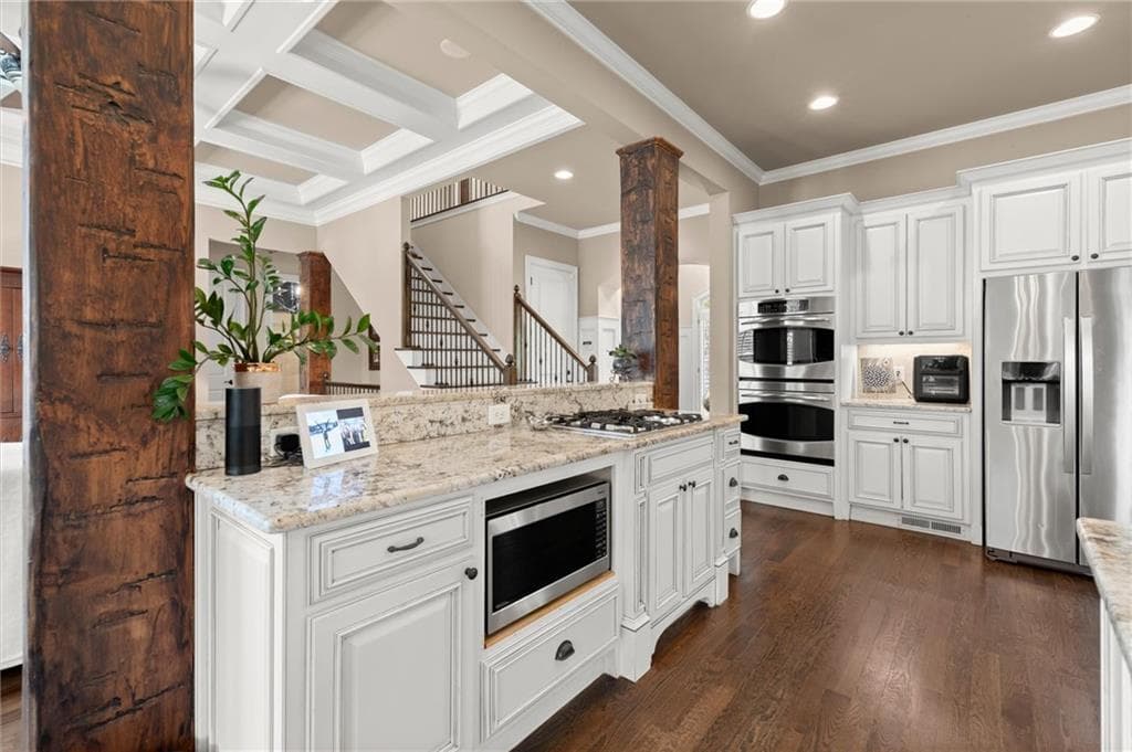 6 bedroom, 5 bathroom, 4,078 sq ft single family residence under contract at 2885 Lassiter Manor Drive, Marietta, GA 30062 — photo 5