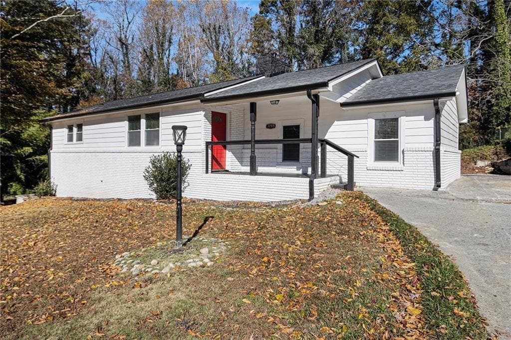 3 bedroom, 3 bathroom, 1,586 sq ft single family residence under contract at 3795 King Edward Trail, Atlanta, GA 30331