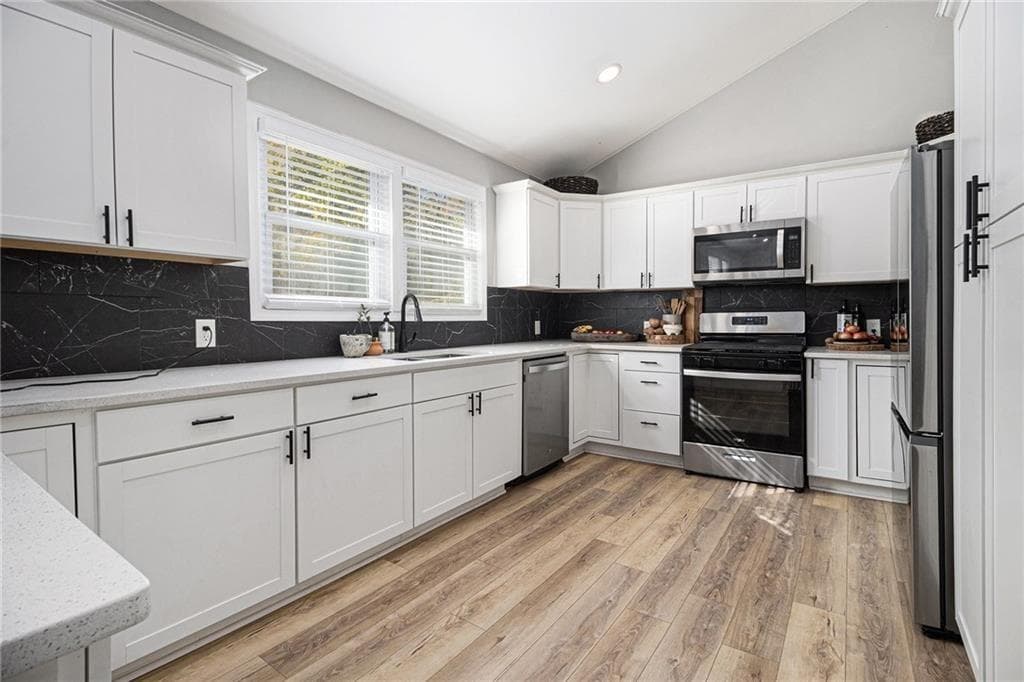 3 bedroom, 3 bathroom, 1,586 sq ft single family residence under contract at 3795 King Edward Trail, Atlanta, GA 30331 — photo 3