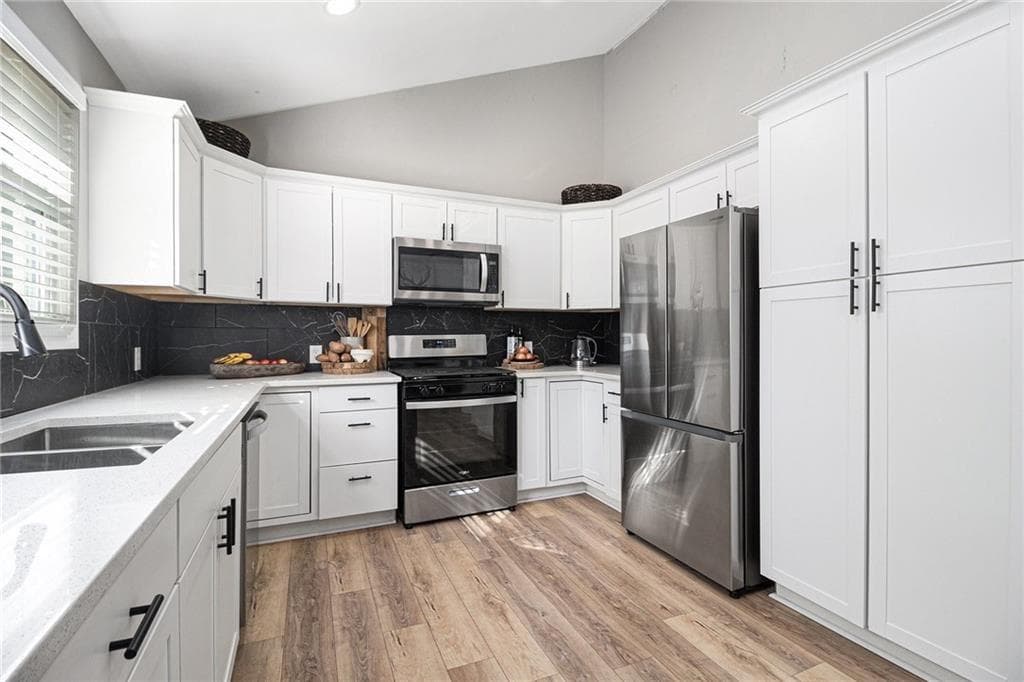 3 bedroom, 3 bathroom, 1,586 sq ft single family residence under contract at 3795 King Edward Trail, Atlanta, GA 30331 — photo 4