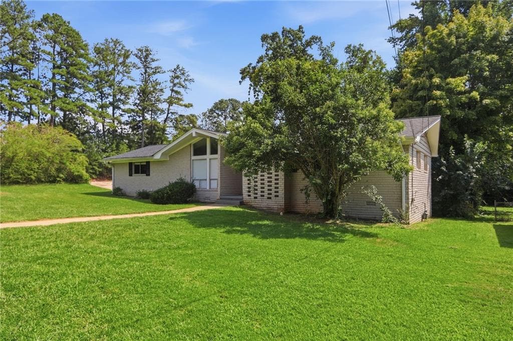 3 bedroom, 2 bathroom, 1,811 sq ft single family residence for sale at 3679 Mecklinburg Place, Decatur, GA 30032 — photo 2