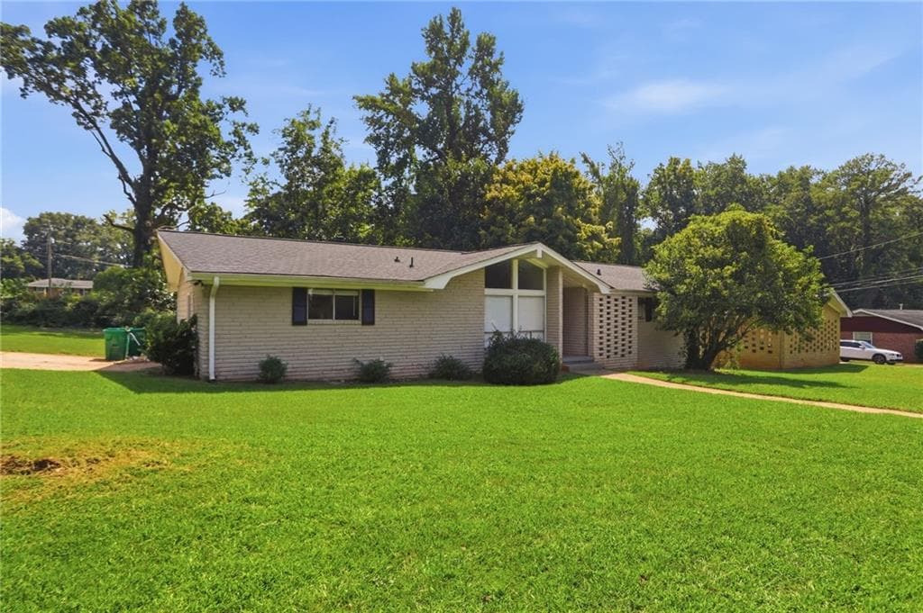 3 bedroom, 2 bathroom, 1,811 sq ft single family residence for sale at 3679 Mecklinburg Place, Decatur, GA 30032 — photo 3