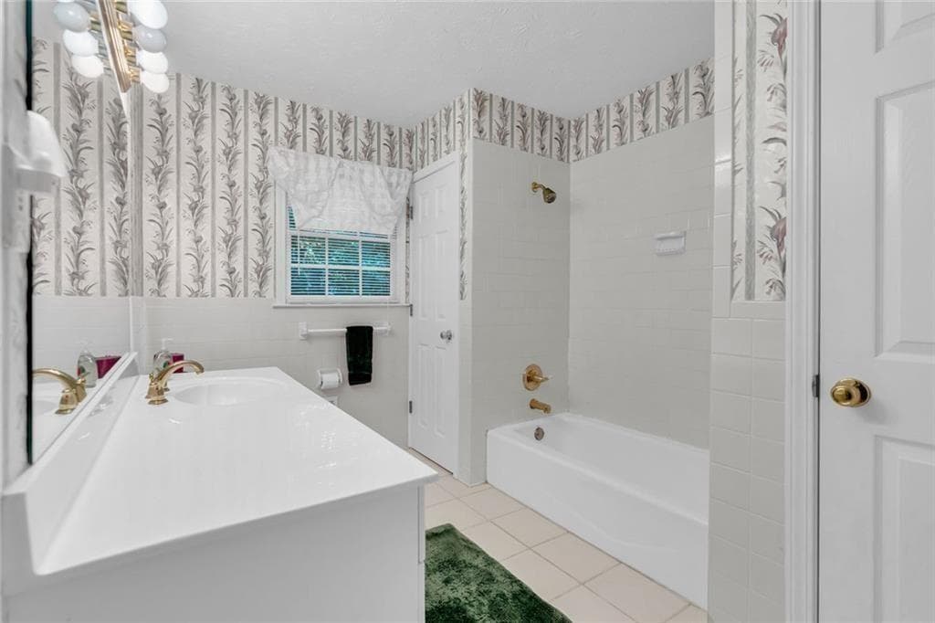 5 bedroom, 3 bathroom, 2,424 sq ft single family residence under contract at 5892 Button Gwinnett Place, Norcross, GA 30093 — photo 9