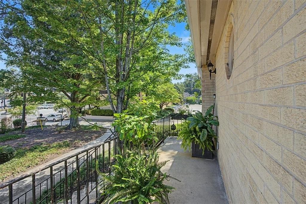 2 bedroom, 1 bathroom, 900 sq ft condominium under contract at 5400 Roswell Road P1, Sandy Springs, GA 30342 — photo 8