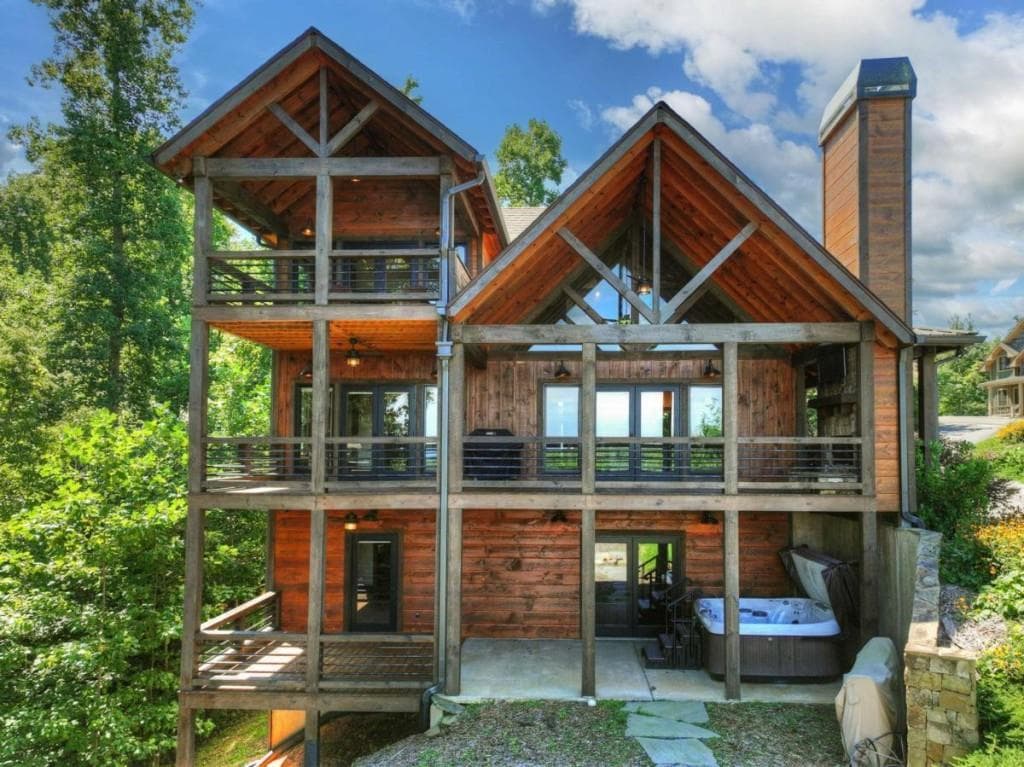 4 bedroom, 5 bathroom, 3,034 sq ft single family residence under contract at 320 Amber Ridge, Blue Ridge, GA 30513