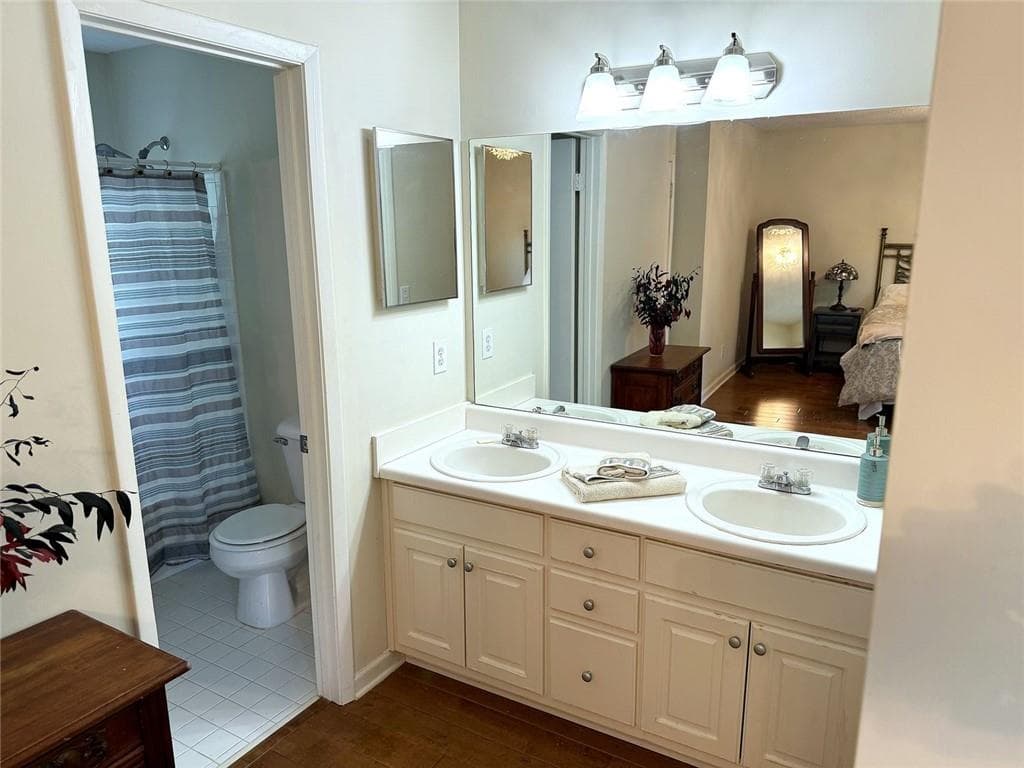 2 bedroom, 2 bathroom, 1,162 sq ft condominium for sale at 554 Picketts Bend Circle, Marietta, GA 30008 — photo 8