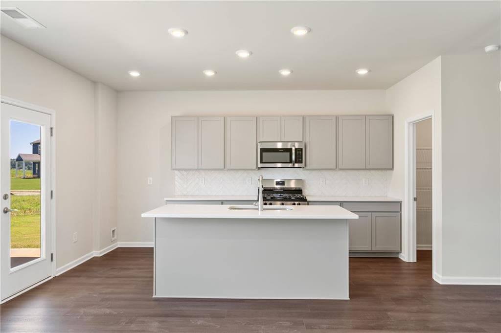 4 bedroom, 3 bathroom, 1,911 sq ft single family residence for sale at 403 Wildflower Circle, Calhoun, GA 30701 — photo 5