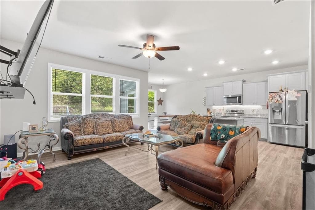 4 bedroom, 4 bathroom, 2,568 sq ft single family residence under contract at 135 Millers Lane, Calhoun, GA 30701 — photo 4