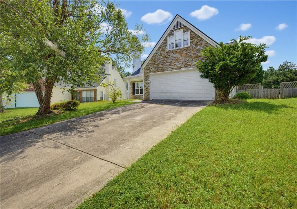 3 bedroom, 3 bathroom, 2,031 sq ft single family residence for sale at 2545 Lake Royale Drive, Riverdale, GA 30296 — photo 2