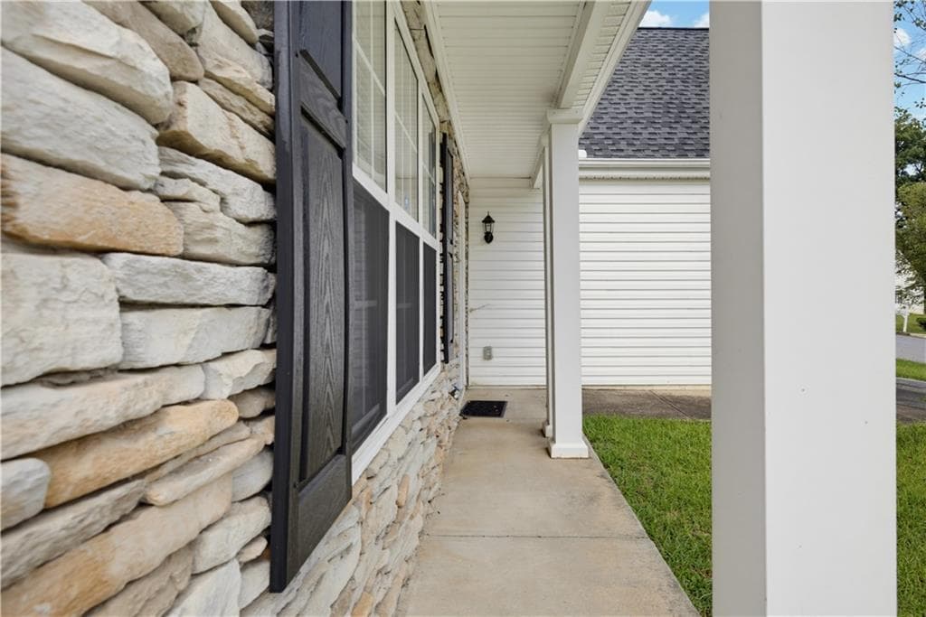 3 bedroom, 3 bathroom, 2,031 sq ft single family residence for sale at 2545 Lake Royale Drive, Riverdale, GA 30296 — photo 4