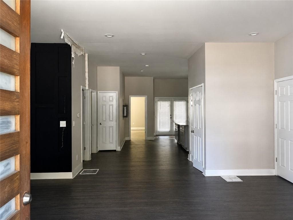 6 bedroom, 4 bathroom, 3,028 sq ft single family residence for sale at 1054 Ira Street, Atlanta, GA 30310 — photo 2