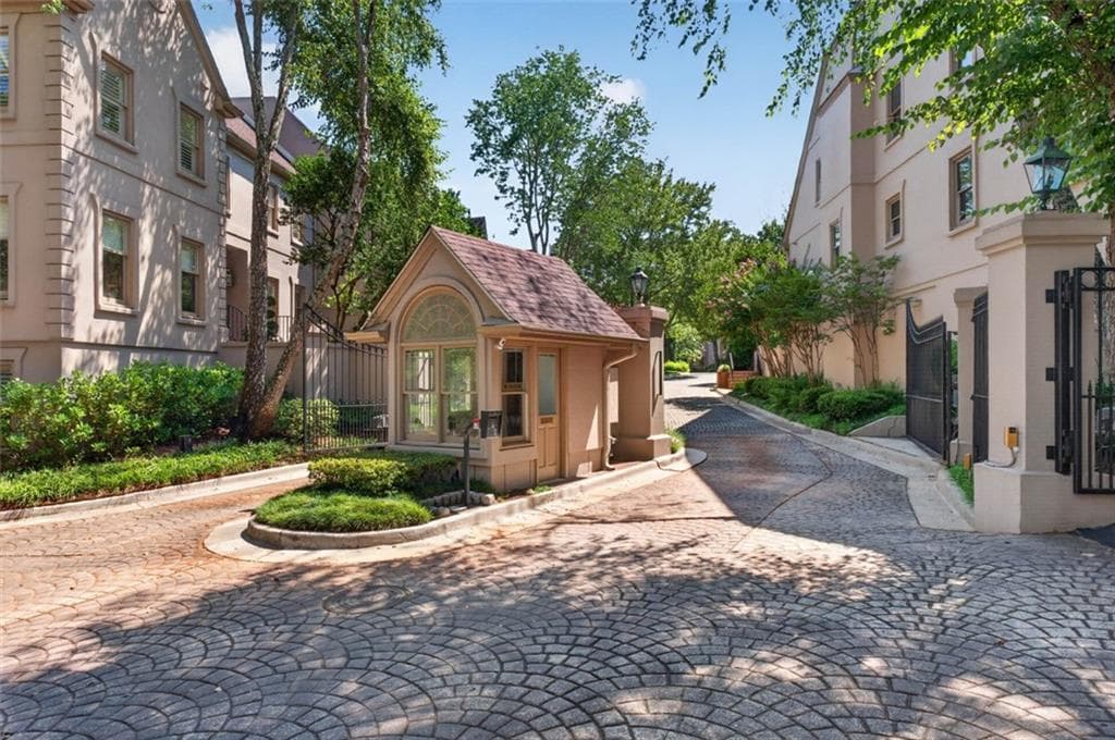 3 bedroom, 4 bathroom, 4,037 sq ft townhouse for sale at 2525 Peachtree Road 25, Atlanta, GA 30305 — photo 2