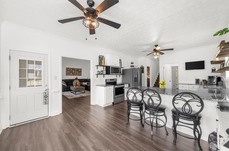 6 bedroom, 4 bathroom, 2,628 sq ft single family residence for sale at 1330 Crimson Lane, Mcdonough, GA 30252 — photo 4