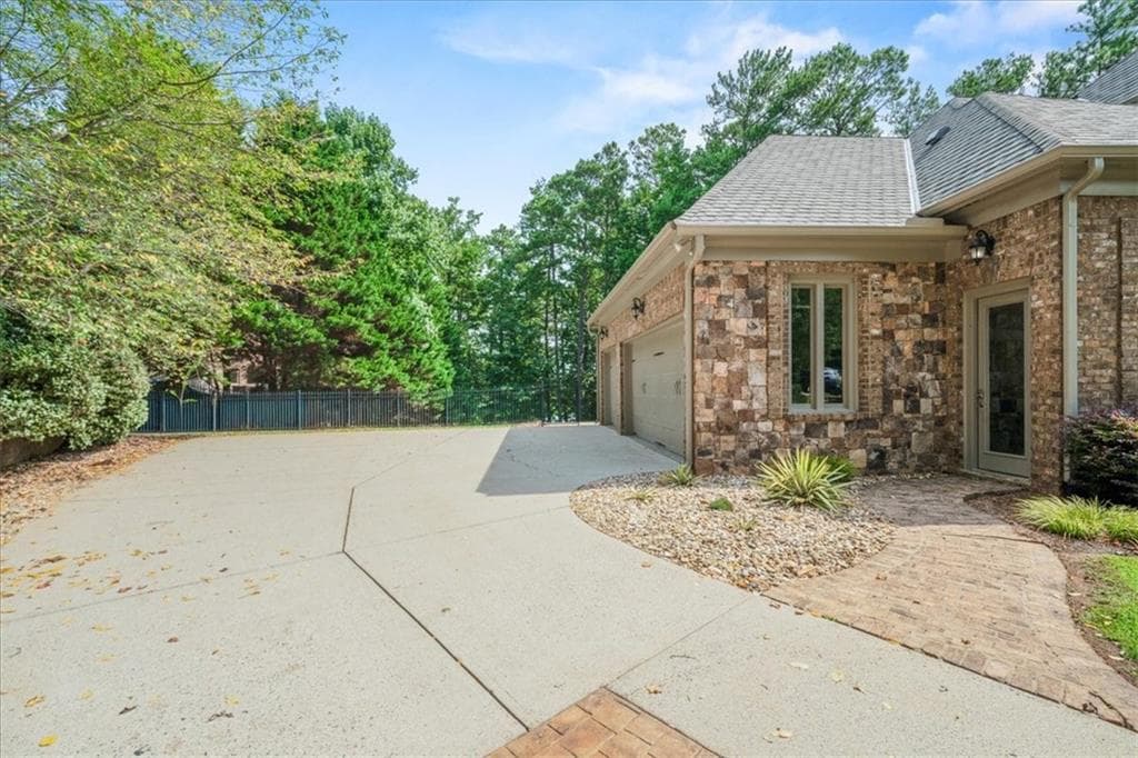 6 bedroom, 6 bathroom, 6,512 sq ft single family residence for sale at 1605 Lockridge Drive, Cumming, GA 30041 — photo 5
