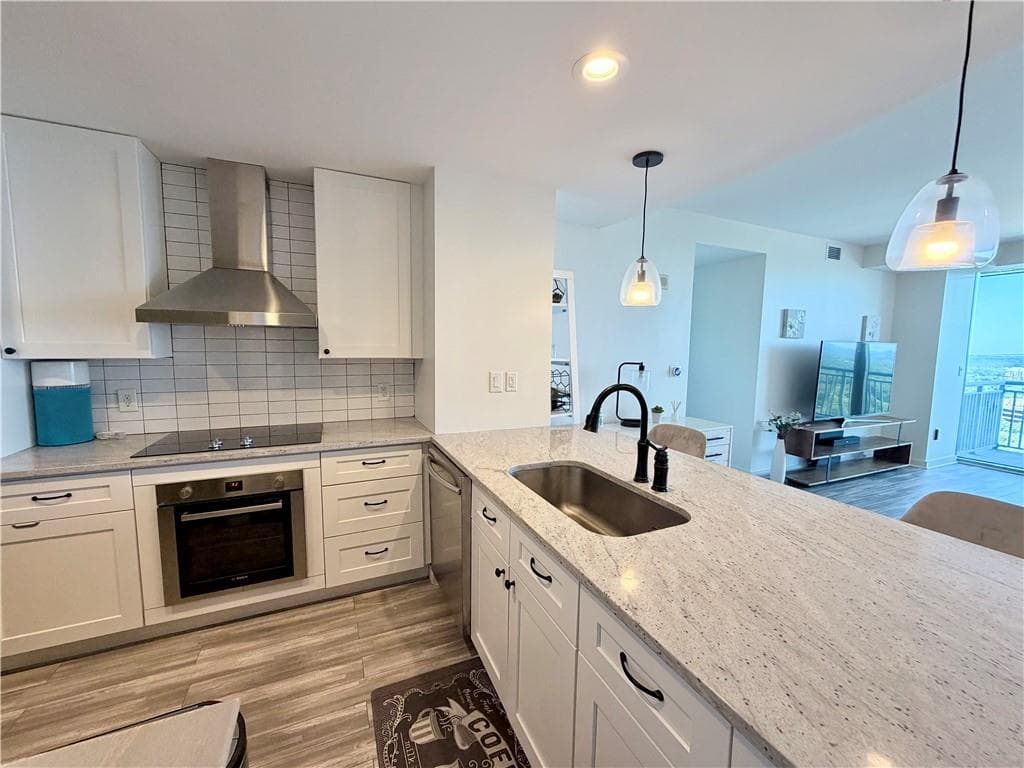 2 bedroom, 2 bathroom, 1,273 sq ft condominium for sale at 3338 Peachtree Road 2502, Atlanta, GA 30326 — photo 3