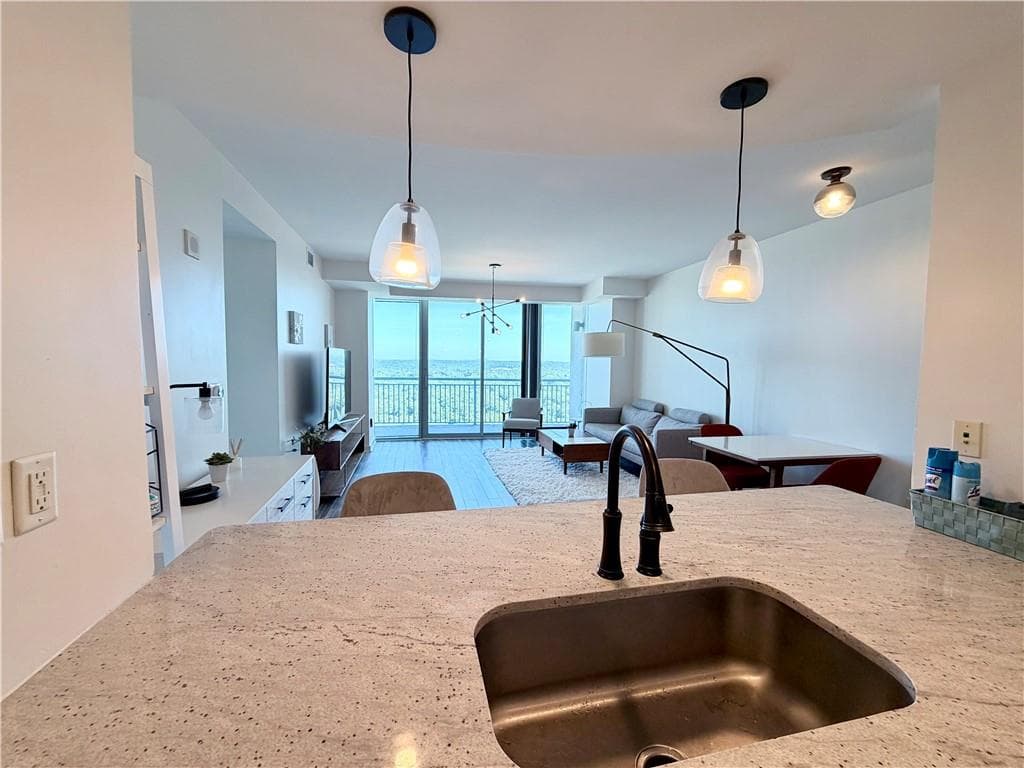 2 bedroom, 2 bathroom, 1,273 sq ft condominium for sale at 3338 Peachtree Road 2502, Atlanta, GA 30326 — photo 4