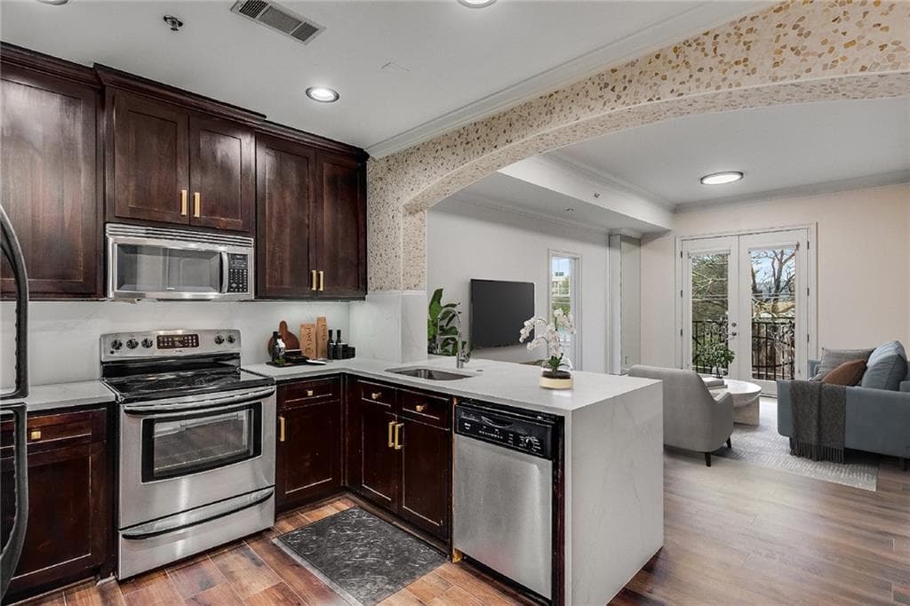 2 bedroom, 2 bathroom, 930 sq ft condominium for sale at 2255 Peachtree Road 522, Atlanta, GA 30309 — photo 2