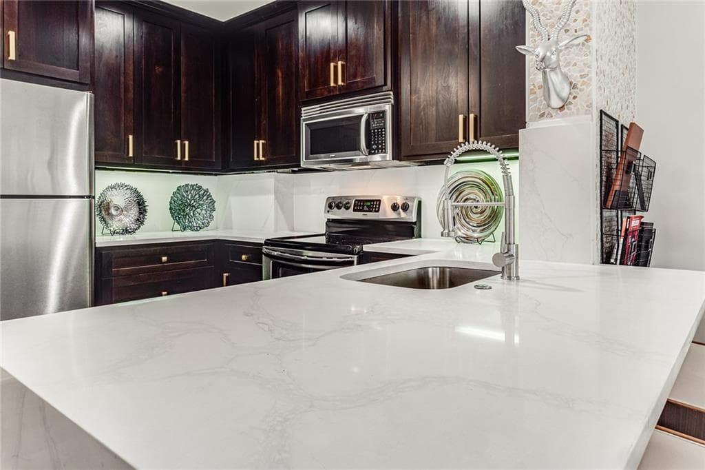 2 bedroom, 2 bathroom, 930 sq ft condominium for sale at 2255 Peachtree Road 522, Atlanta, GA 30309 — photo 5
